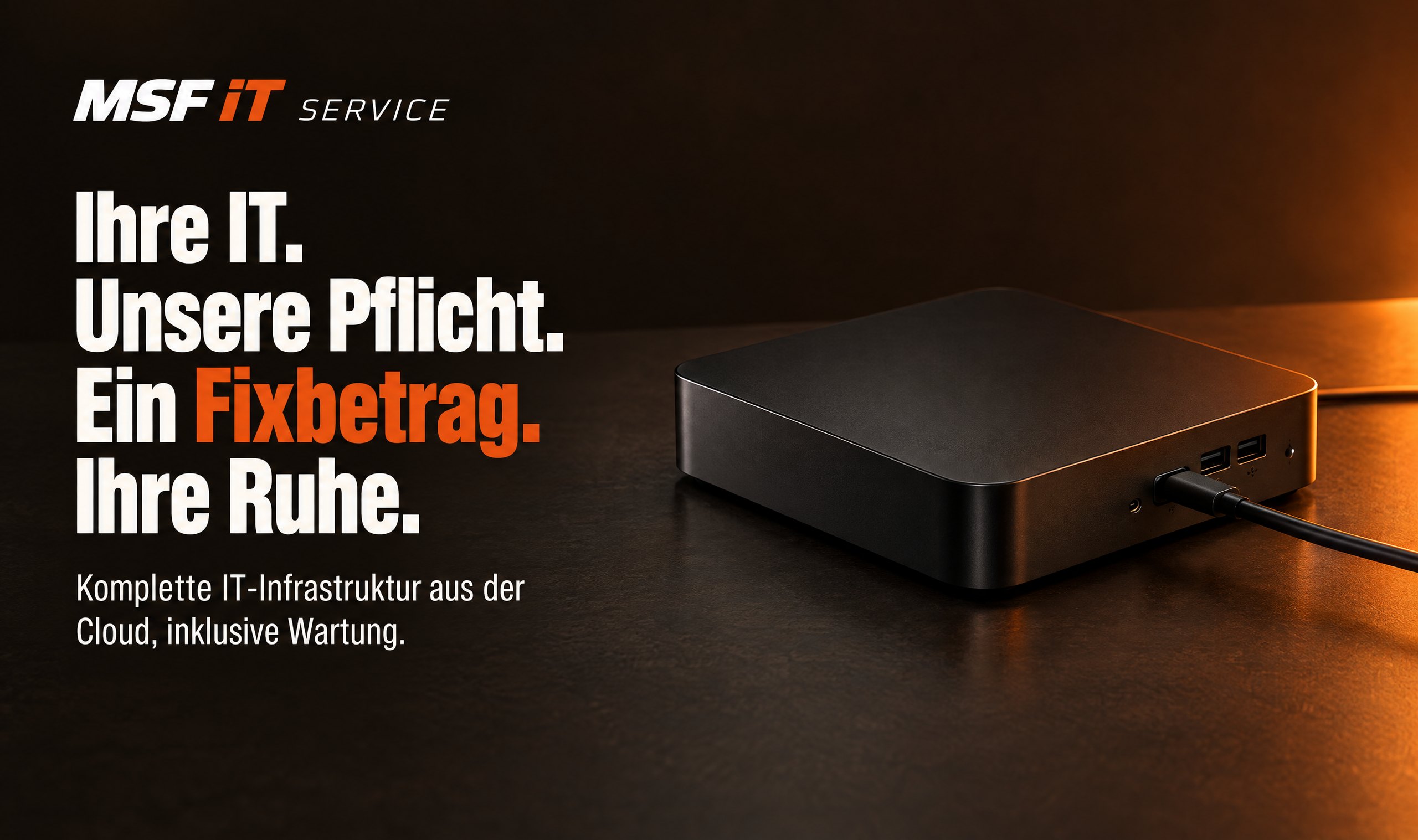 Mini-PC auf dunklem Tisch. Text im Bild: Ihre IT. Unsere Pflicht. Ein Fixbetrag. Ihre Ruhe. Komplette IT-Infrastruktur aus der Cloud, inklusive Wartung.